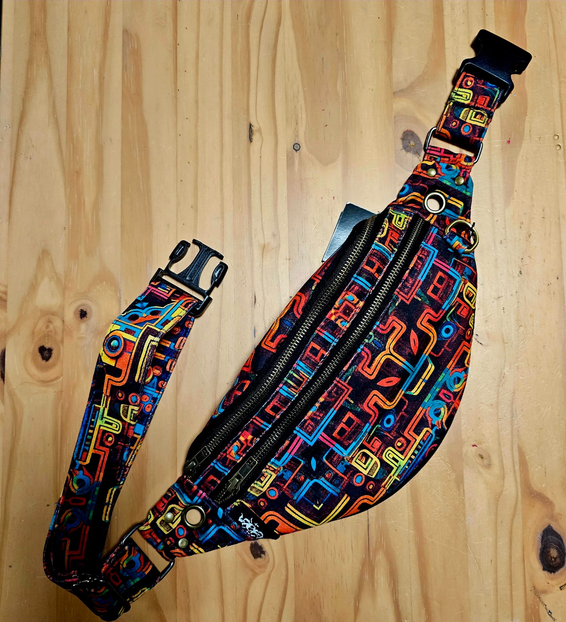 Wasserdichte Bauchtasche ''DMT CUBES Fanny Pack'' – Bild 2