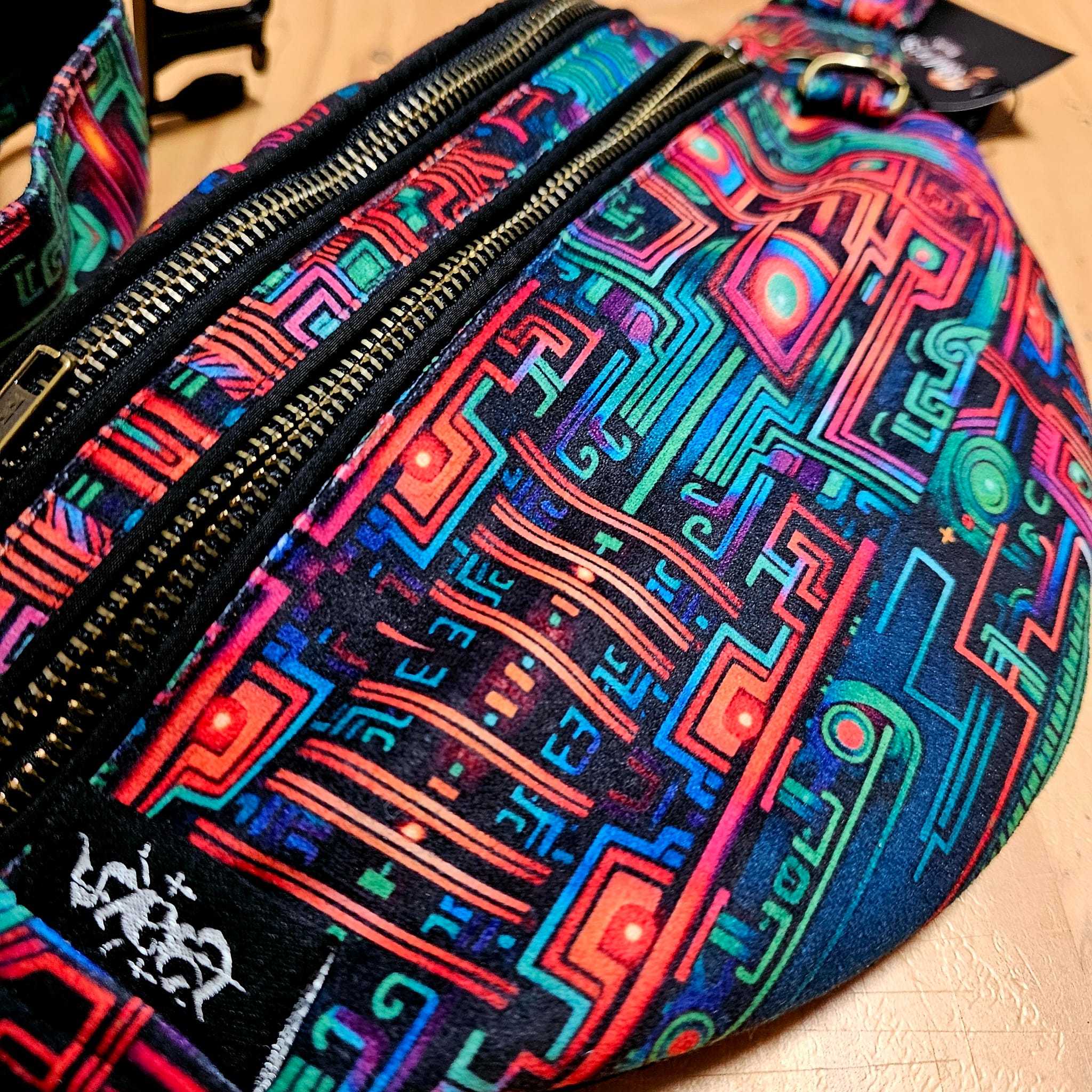 Wasserdichte Bauchtasche ''TRIPPY CUBES Fanny Pack'' – Bild 4