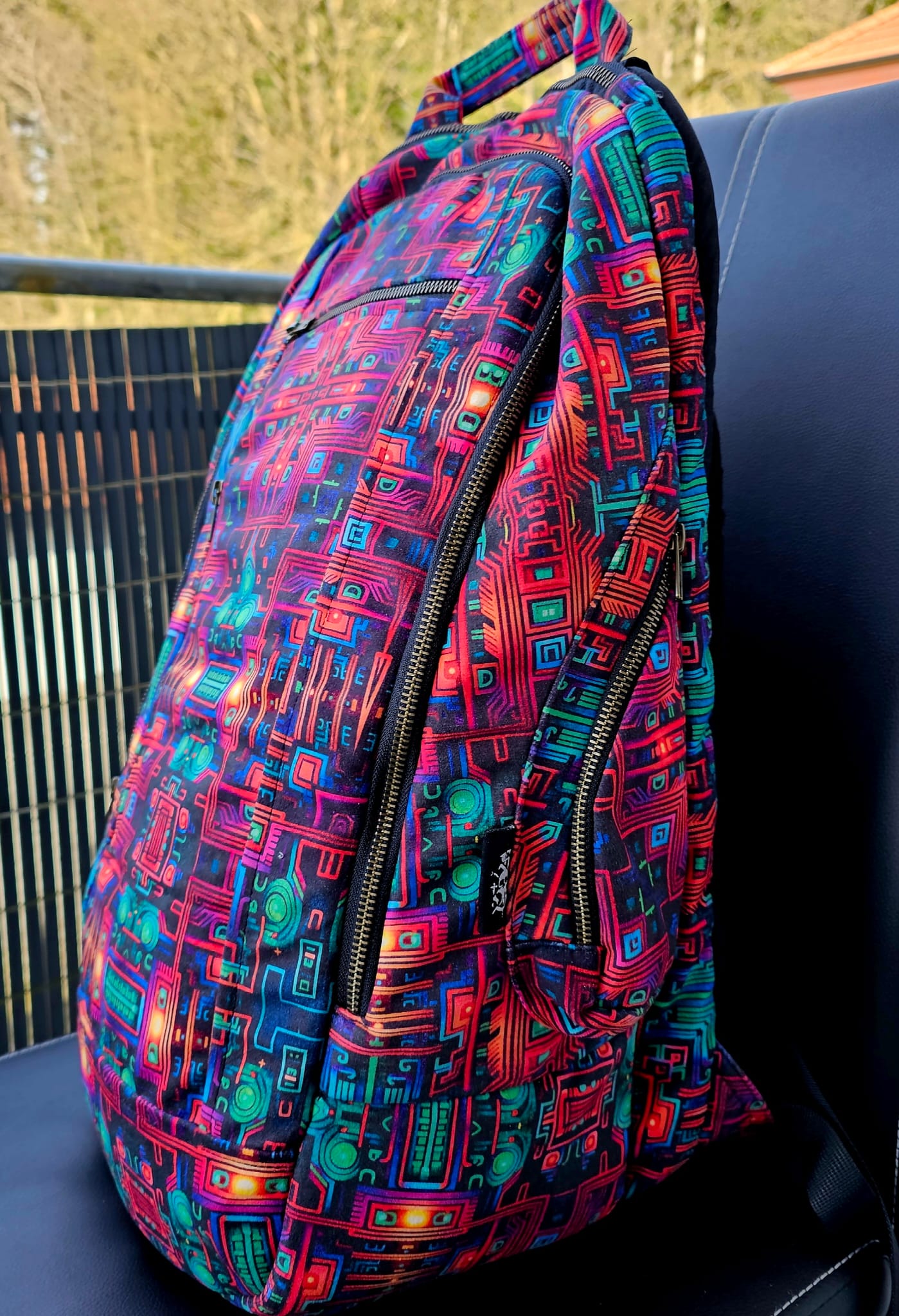 Wasserdichter Laptop Rucksack ''TRIPPY CUBES'' – Bild 2