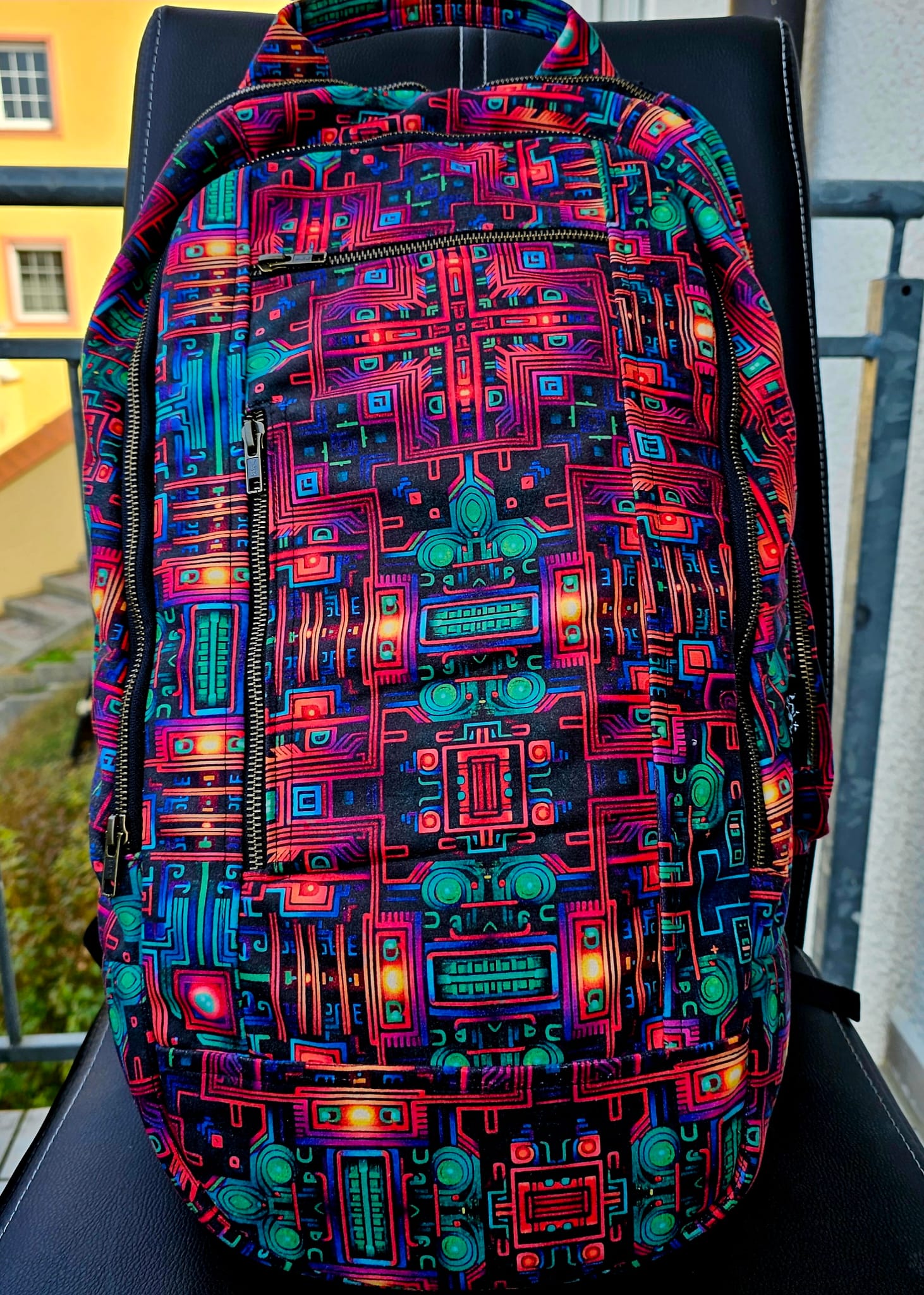 Wasserdichter Laptop Rucksack ''TRIPPY CUBES'' – Bild 3
