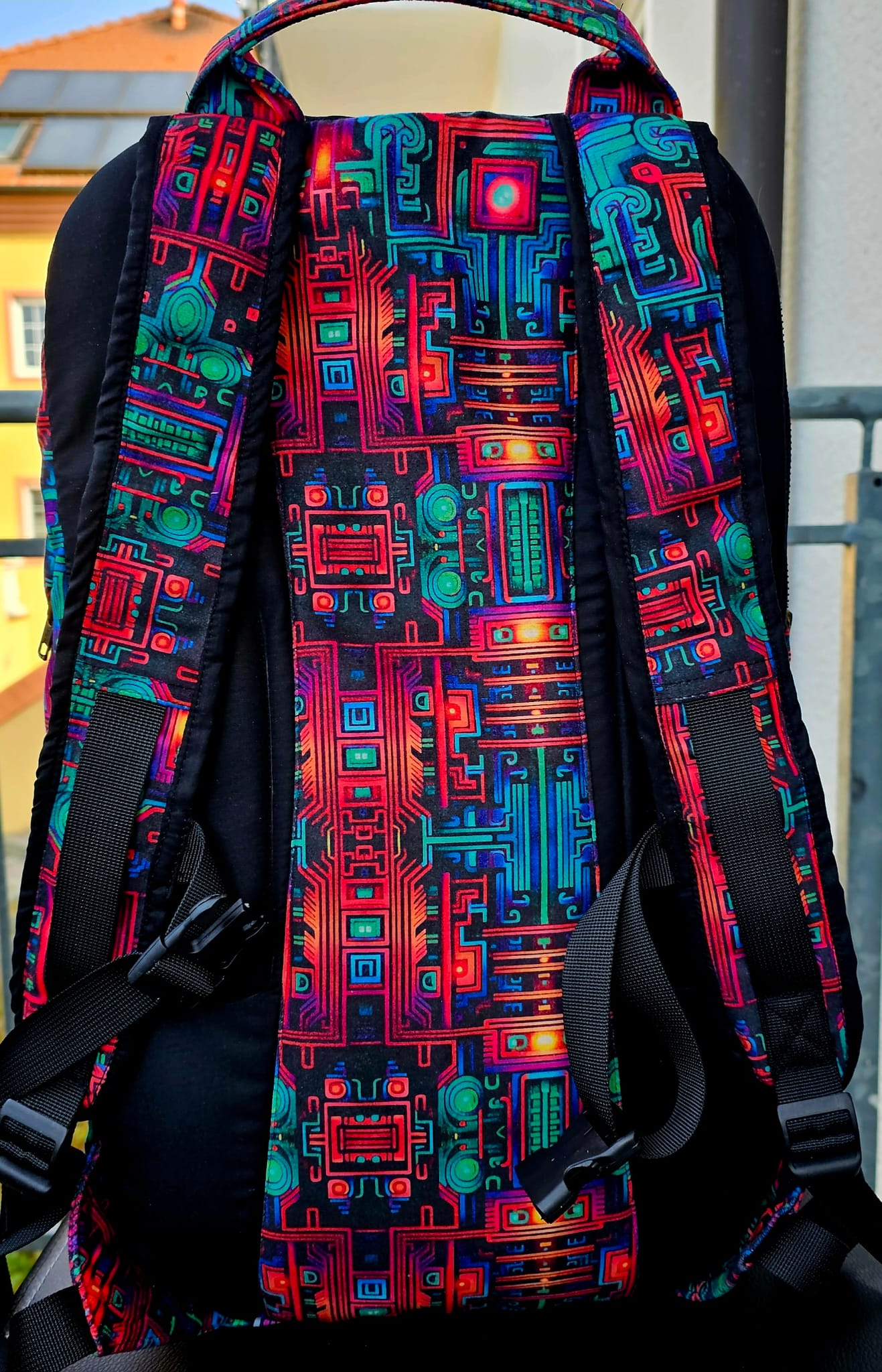 Wasserdichter Laptop Rucksack ''TRIPPY CUBES'' – Bild 4